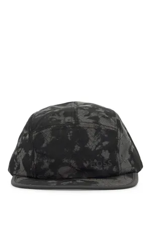 BLACK FLAT BRIM HAT WITH GRAPHIC PRINT AND ADJUSTABLE CLOSURE