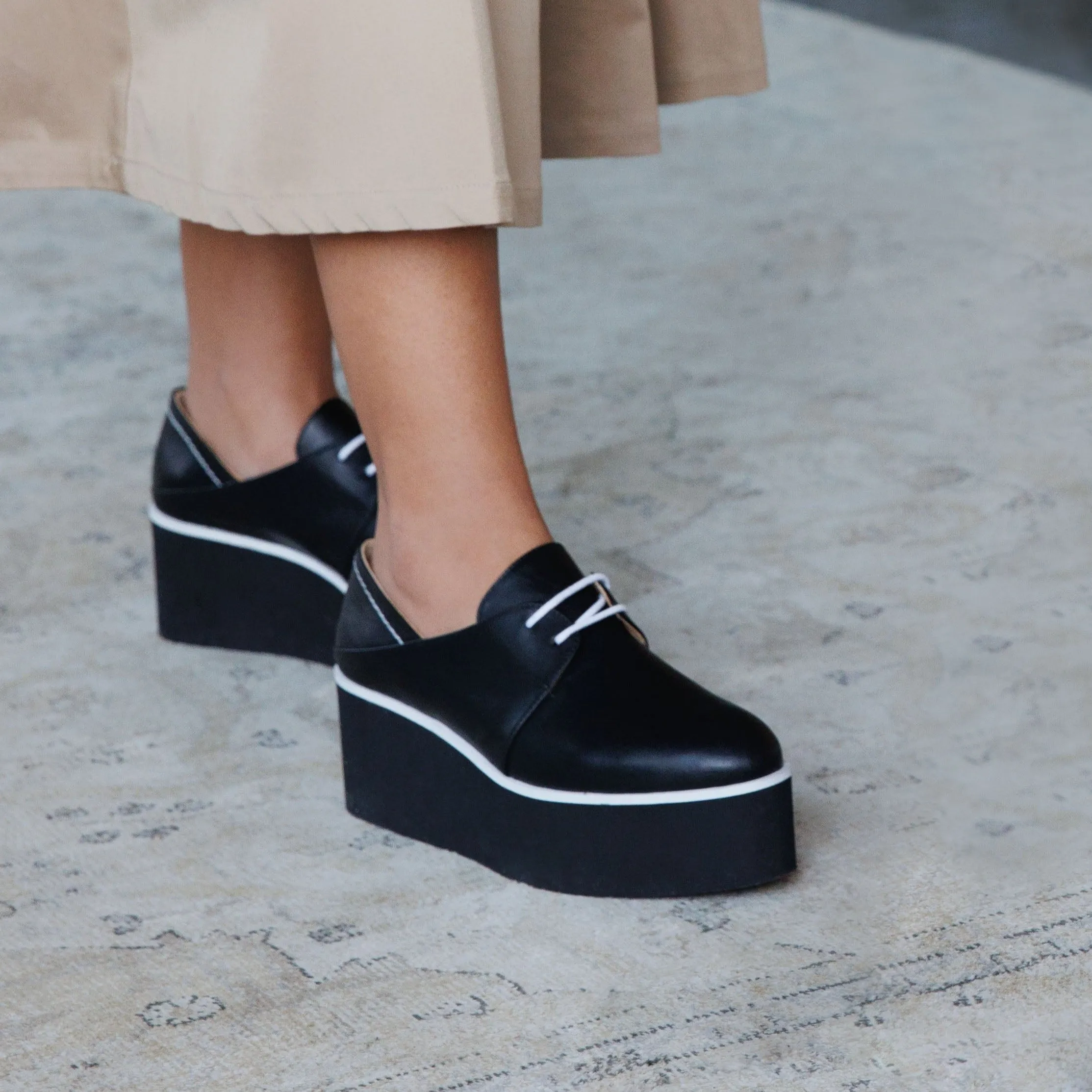 Lima black platform