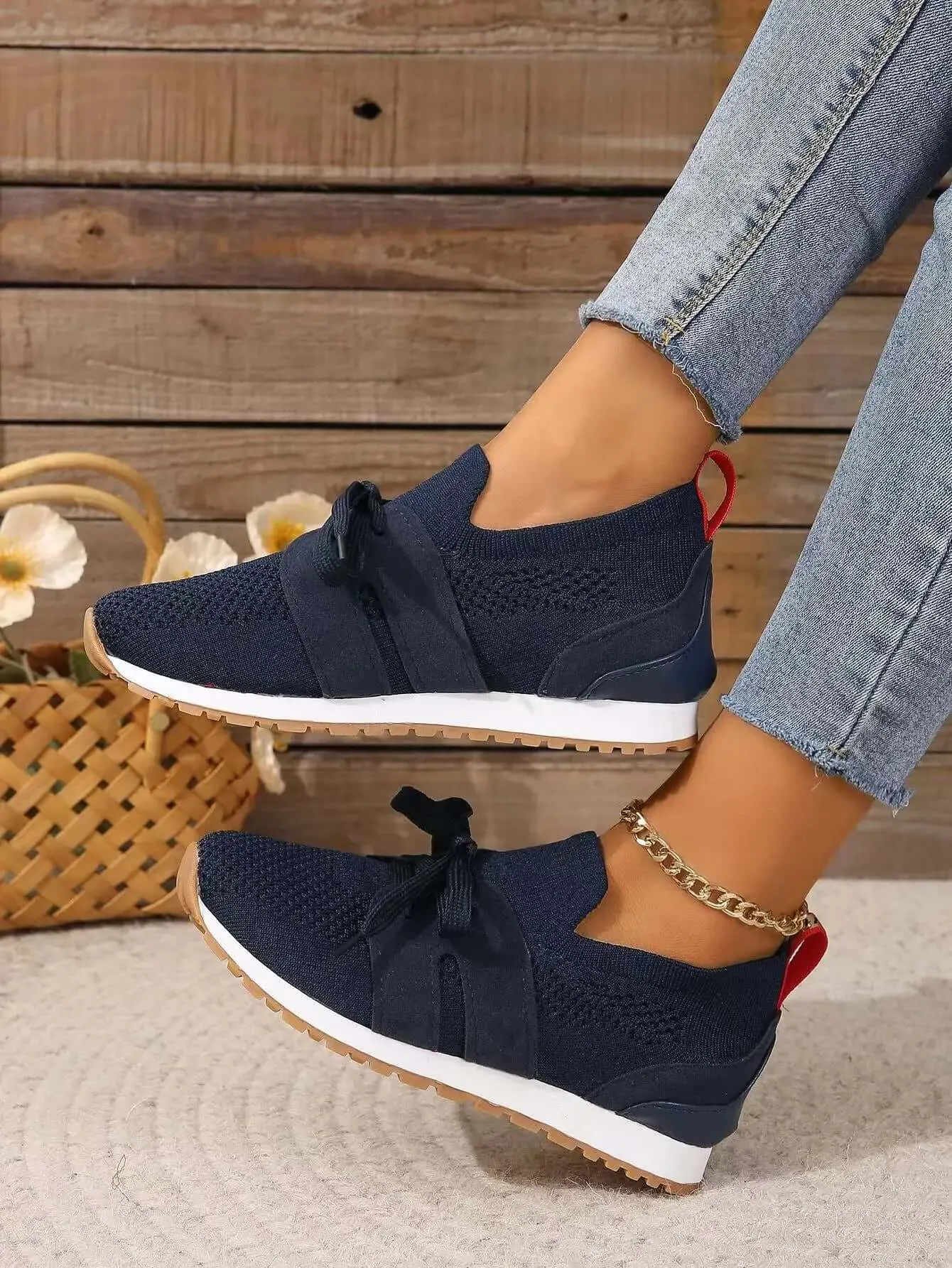 Women's Breathable Mesh Lace-Up Walking Shoes
